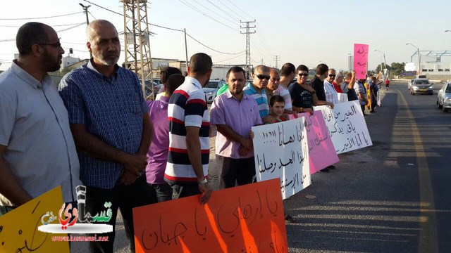 200 شخص يتظاهرون امام شرطة الطيبة احتجاجا على الاجرام ومقتل مدير المدرسة يوسف حاج يحيى